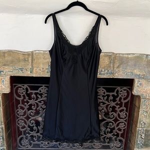 VINTAGE POUNJE BLACK SLIP WITH LACE EDGING. 100% POLAMIDE.